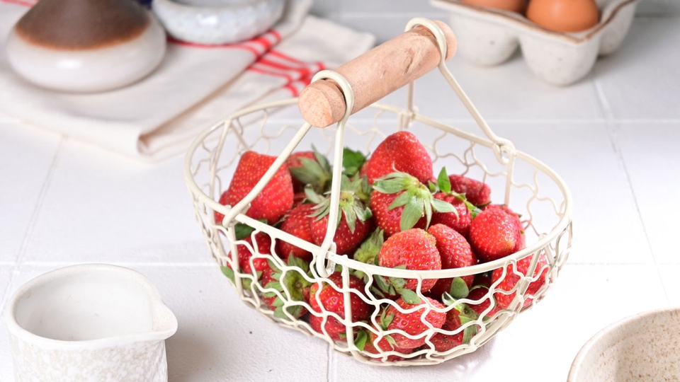 Jasa Fotografi Makanan: Foto produk makanan dengan background putih di dalam keranjang anyaman, siap meningkatkan branding kuliner Anda.