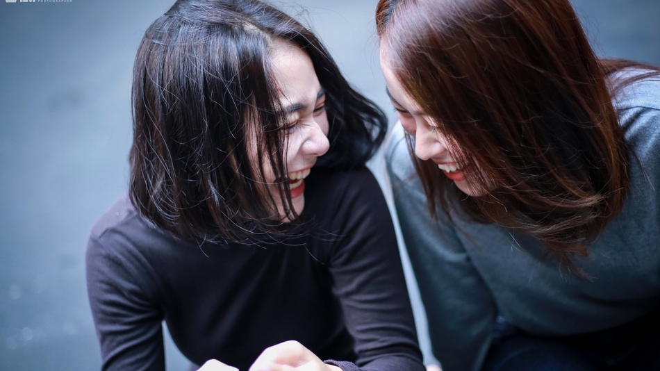สองสาวเพื่อนสนิทกำลังหัวเราะอย่างมีความสุข รับถ่ายภาพ รับถ่ายรูป ช่างภาพ Freelance ช่างถ่ายรูป