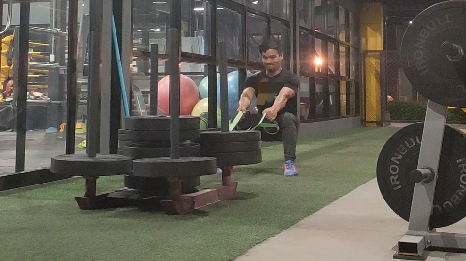 เทรนเนอร์ส่วนตัวฟิตเนสออกกำลังกายด้วยยางยืด  Personal Trainer