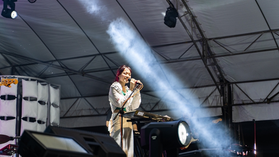 ช่างภาพหญิงถ่ายรูปบนเวที งานอีเว้นท์ รับถ่ายภาพงาน event ช่างภาพ รับถ่ายภาพ ตากล้อง