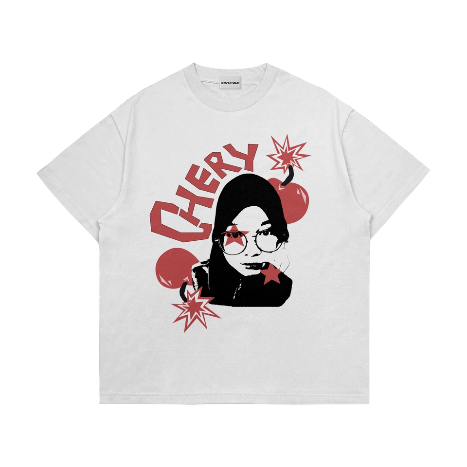 Desain kaos putih dengan motif gambar perempuan dan tulisan "CHERRY" cocok untuk desain kaos distro