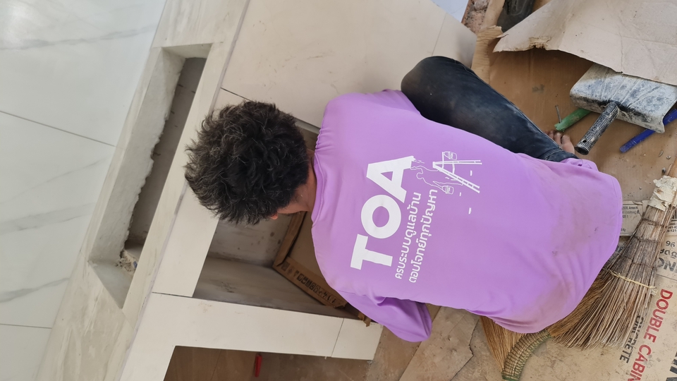 ช่างปูกระเบื้องมืออาชีพ รับเหมาปูกระเบื้อง ราคาถูก TOA บริการติดตั้งกระเบื้อง