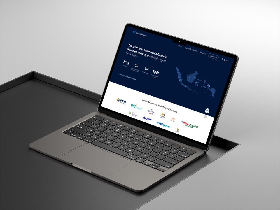 Laptop mockup menampilkan desain UI UX untuk website dan aplikasi mobile, cocok untuk kebutuhan desain web, mobile app, dan user experience design.