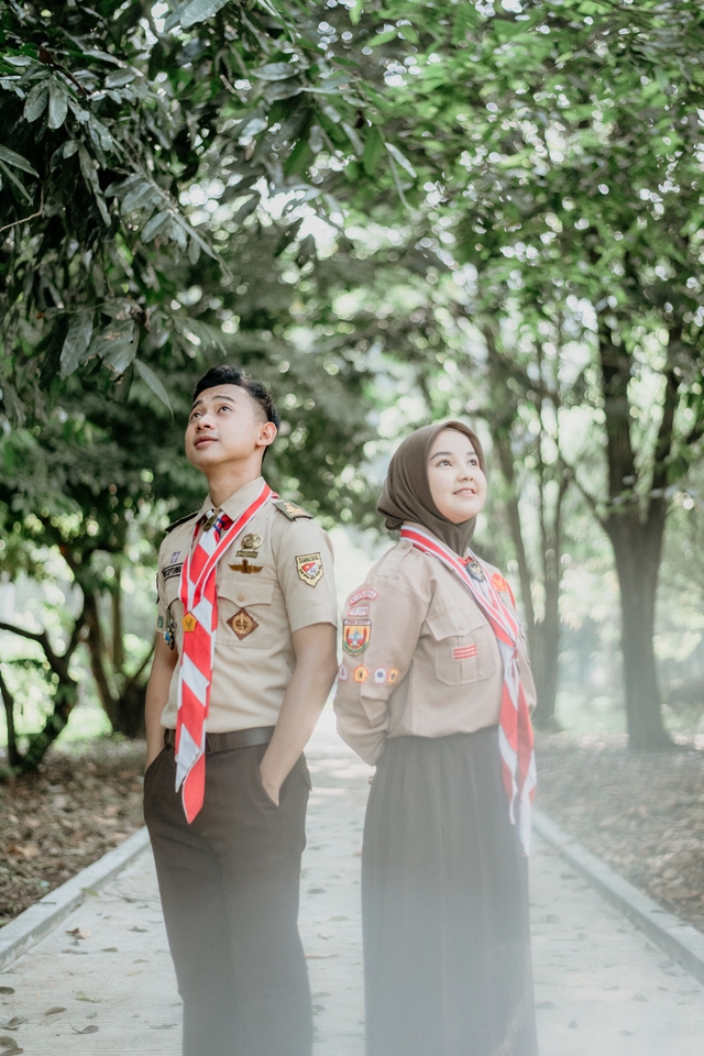 Jasa Fotografi Prewedding di Alam Terbuka dengan Nuansa Hijau dan Pakaian Seragam Pramuka