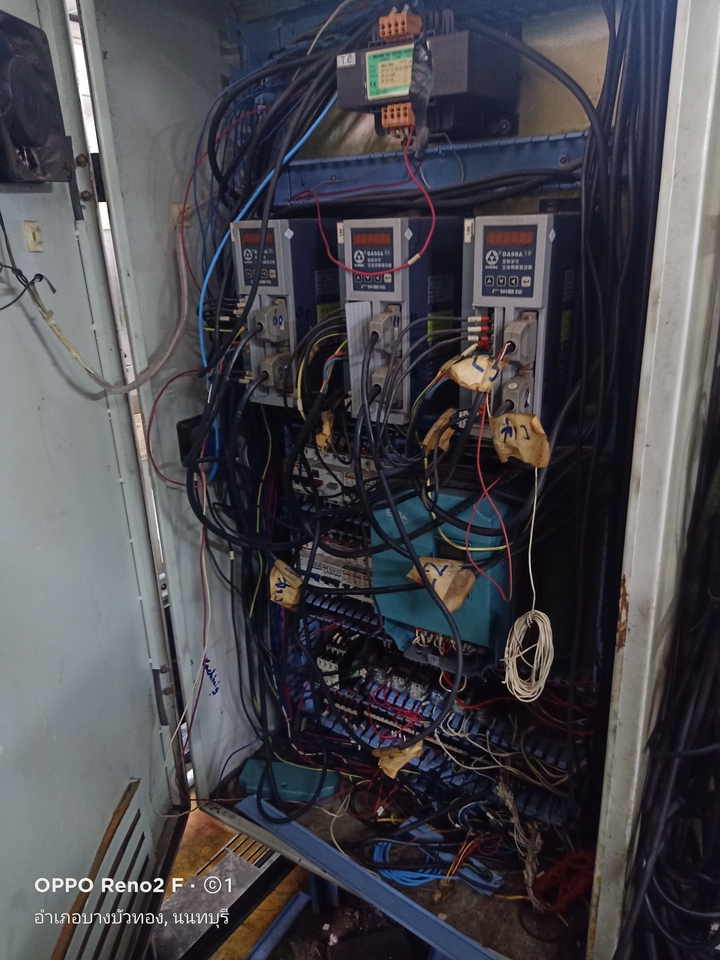 ช่างไฟฟ้าซ่อมระบบไฟฟ้าภายในบ้านเดินสายไฟรก