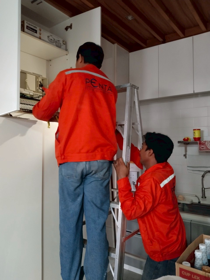 ช่างไฟฟ้ากำลังติดตั้งระบบไฟฟ้าภายในบ้าน รับเดินสายไฟ ช่างไฟฟ้ากรุงเทพฯ บริการซ่อมไฟฟ้า