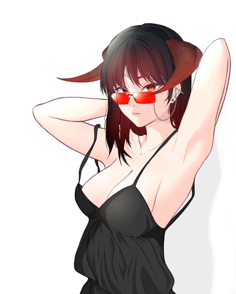 Ilustrasi digital seorang wanita dengan rambut hitam dan tanduk merah, mengenakan kacamata hitam dan gaun hitam.