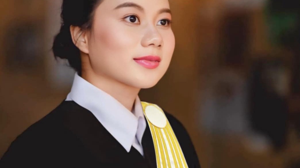 ทนายความหญิง  ปรึกษากฎหมาย ร่างสัญญา  รับทำโนติส  บริการทางกฎหมาย