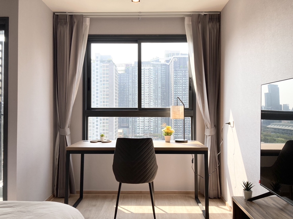 รับออกแบบตกแต่งภายในคอนโด ห้องทำงาน พร้อมโต๊ะทำงาน เก้าอี้ และวิวเมือง