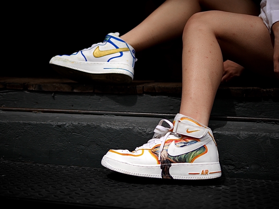 รับทำของขวัญแฮนเมด สั่งทำของขวัญวันเกิด รองเท้าผ้าใบ ตกแต่งสวยงาม