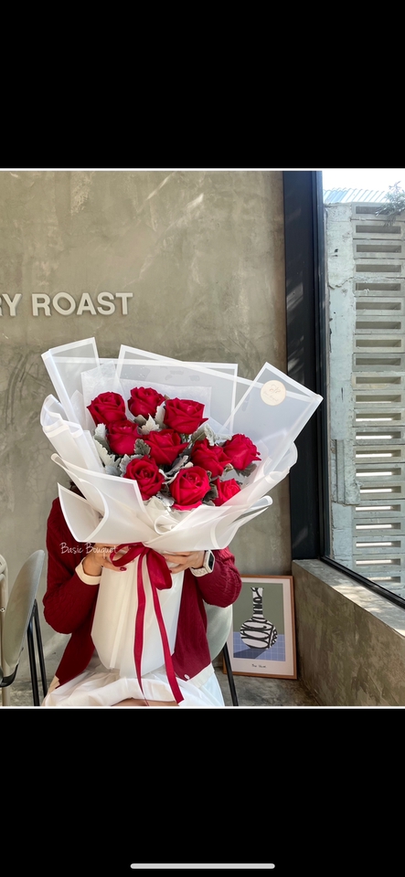รับจัดดอกไม้ - Snowy bouquet ช่อกุหลาบแดง10ดอก - 5