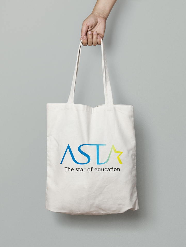 Tas totebag putih dengan desain logo ASTA, The star of education, cocok untuk jasa desain kemasan produk.