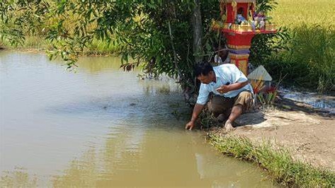 รับจ้างทำบุญ ใส่บาตร บริการทำบุญออนไลน์ ชายหนุ่มกำลังทำบุญใส่บาตร