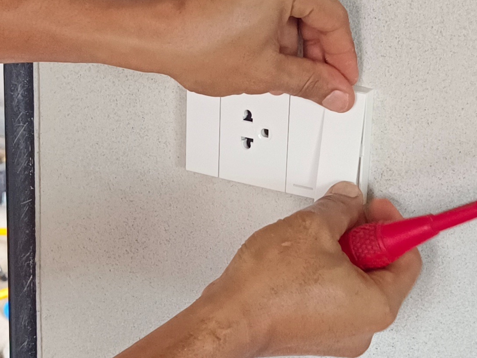 ช่างไฟฟ้าติดตั้งปลั๊กไฟ ช่างไฟฟ้าบ้าน รับเหมาไฟฟ้า เดินสายไฟ ซ่อมไฟฟ้า