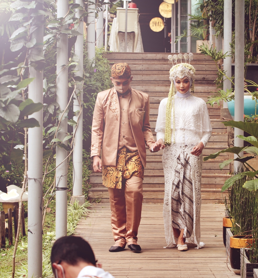 Jasa Fotografi Prewedding di Studio dengan Dekorasi Bunga dan Daun Hijau