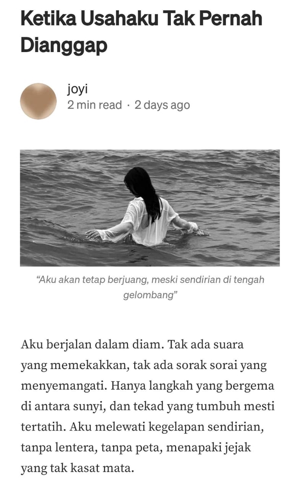Jasa penulis artikel freelance Indonesia - Gambar seorang wanita yang berjuang di tengah gelombang