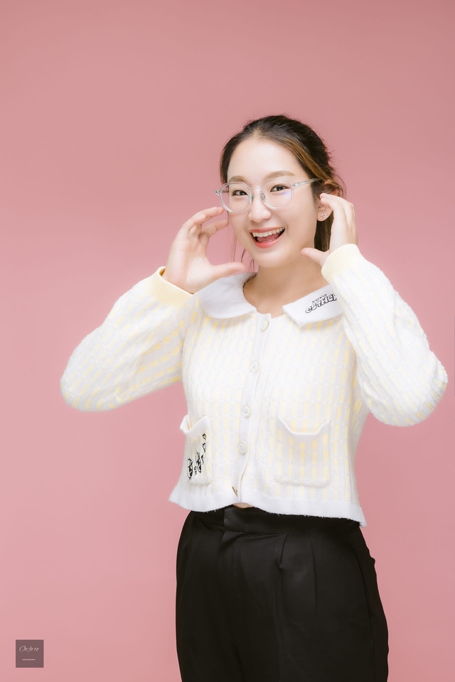 ช่างภาพหญิงสาวสวย ยิ้มแย้ม ร่าเริง ในชุดเสื้อสีขาว รับถ่ายภาพ portrait รับถ่ายรูปโปรไฟล์ รับถ่ายรูปบุคคล