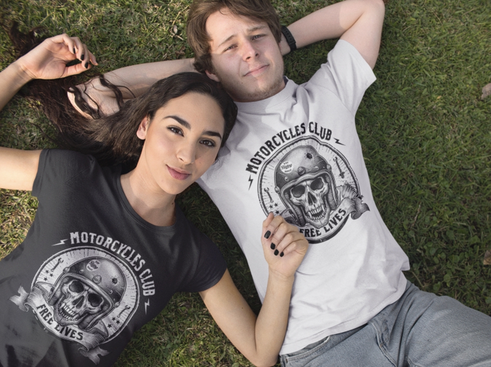 Desain kaos couple motor dengan tulisan "Motorcycles Club Free Lives"