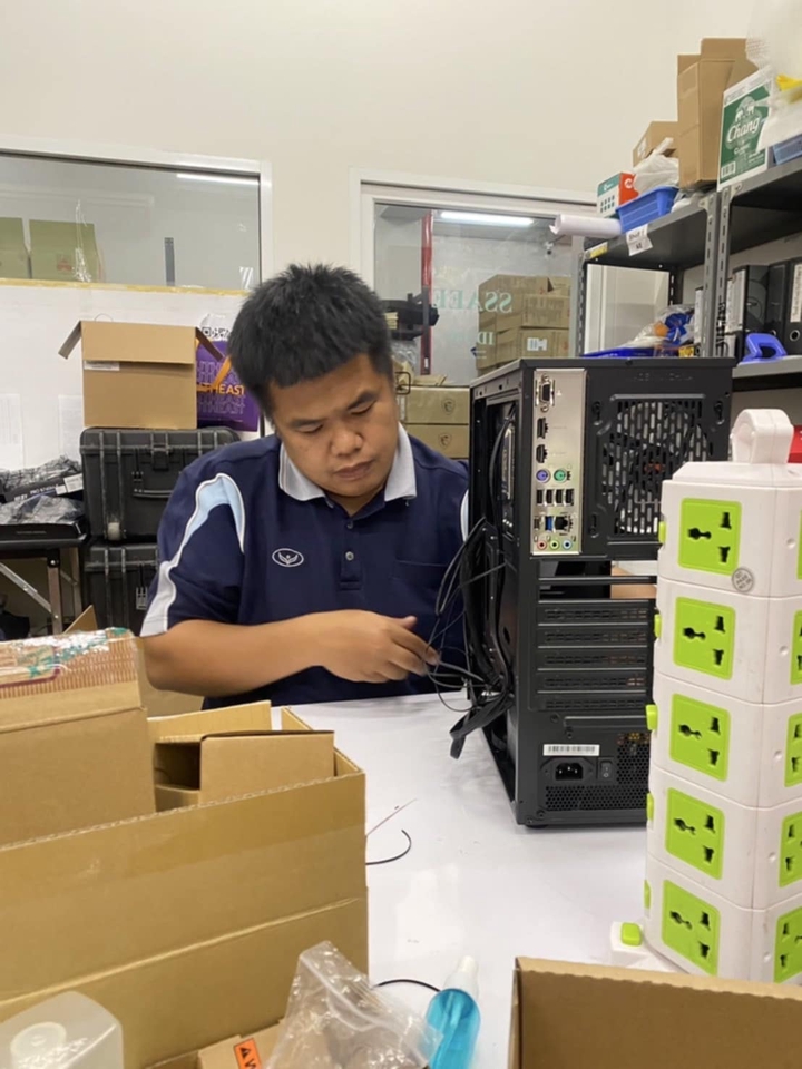 ช่างเทคนิคกำลังติดตั้งเซิร์ฟเวอร์และระบบเครือข่าย