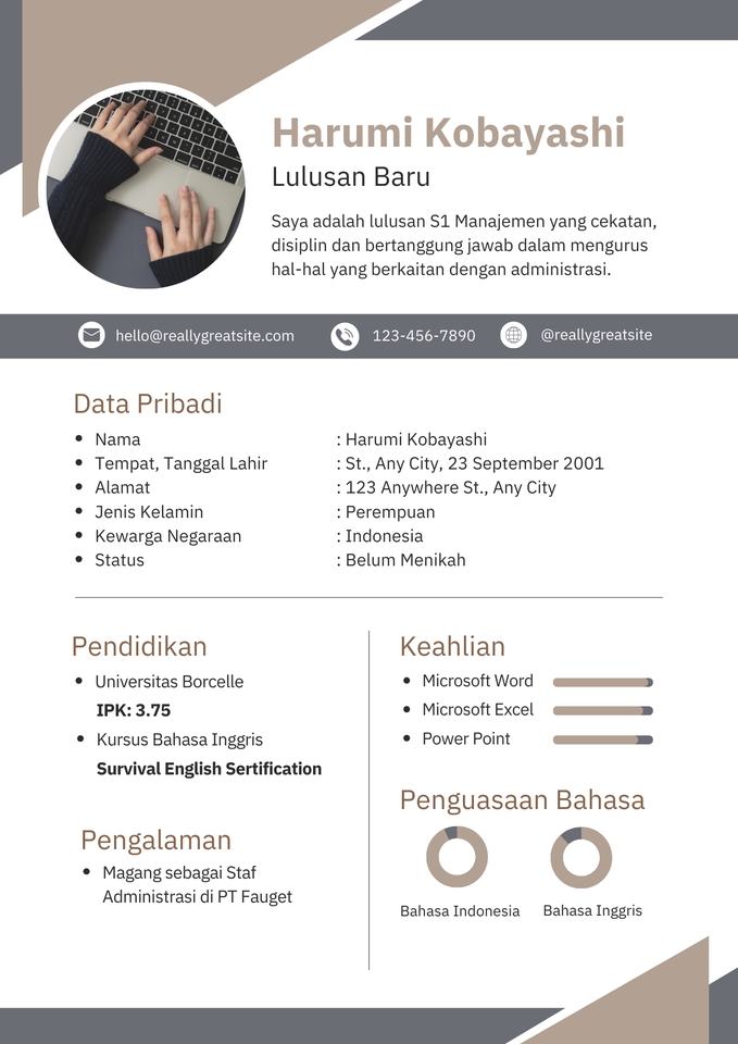Jasa desain CV profesional dan menarik dengan contoh desain portofolio.  Harumi Kobayashi, lulusan baru S1 Manajemen.