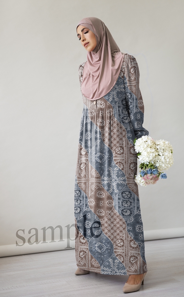 Desain baju muslim wanita modern dengan motif batik abstrak dan hijab polos.