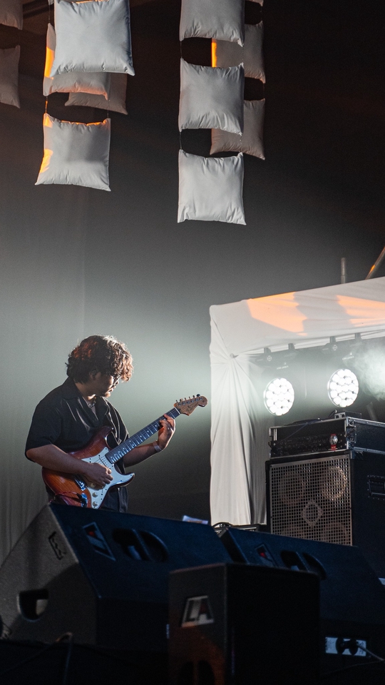 ช่างภาพ รับถ่ายภาพดนตรี บรรยากาศคอนเสิร์ต นักดนตรีเล่นกีตาร์บนเวที