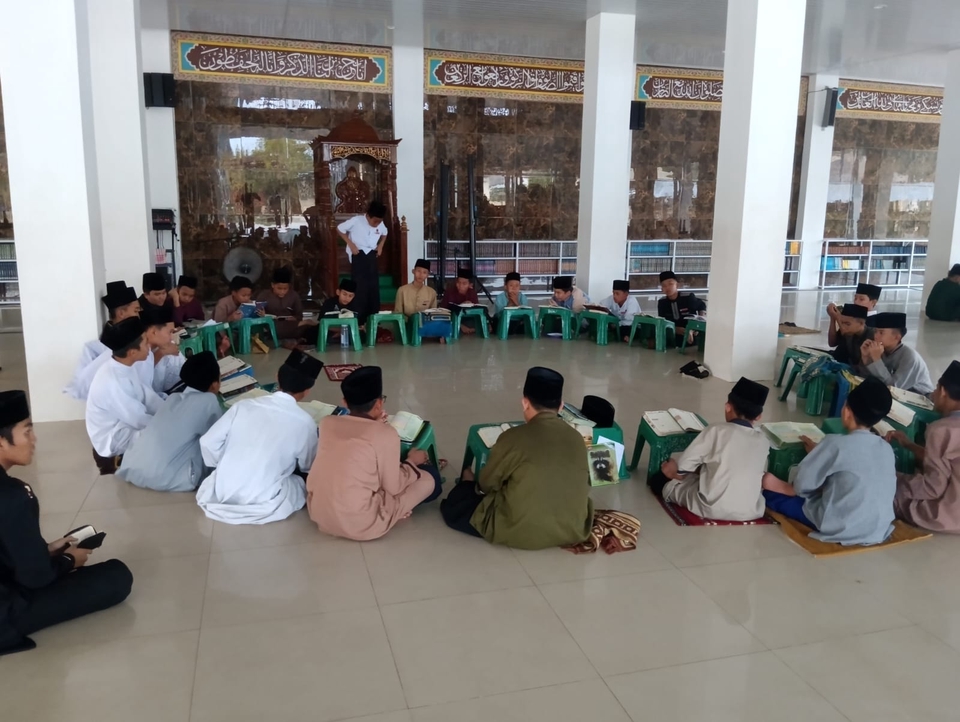 Siswa laki-laki belajar agama islam di kelas online