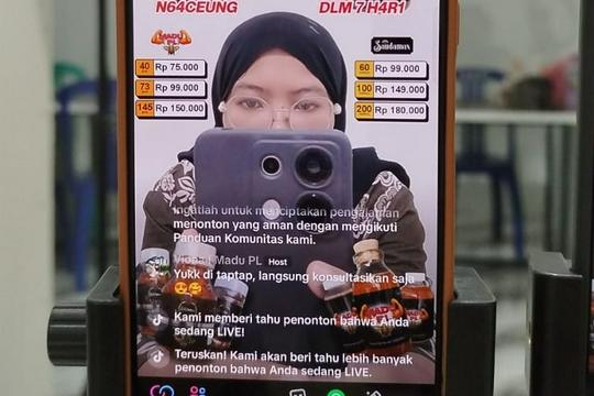 Jasa Freelance Host Live Streaming TikTok & Shopee - Memasarkan produk secara live