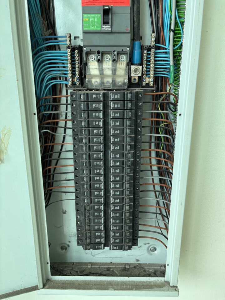 หาช่างไฟฟ้าภายในบ้าน ระบบไฟฟ้าบ้านพักอาศัย ตู้ไฟฟ้า MCB เดินสายไฟใหม่ ช่างไฟฟ้า ช่างซ่อมไฟฟ้า