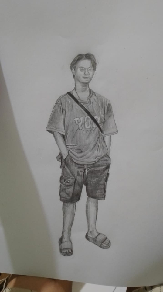 Jasa pembuatan karikatur, gambar karikatur wajah pria dengan baju kaos, dengan background putih, hasil lukisan pensil, hitam putih.