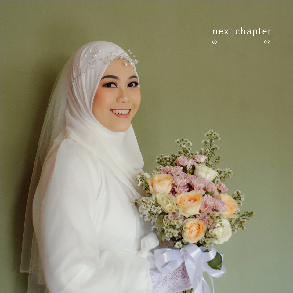 Jasa fotografi prewedding wanita cantik dengan hijab putih dan buket bunga di tangan