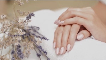 บริการทำเล็บที่บ้านมือสวยเนียนเรียบด้วยสีชมพูน่ารัก ช่างทำเล็บฟรีแลนซ์ รับทำเล็บนอกสถานที่