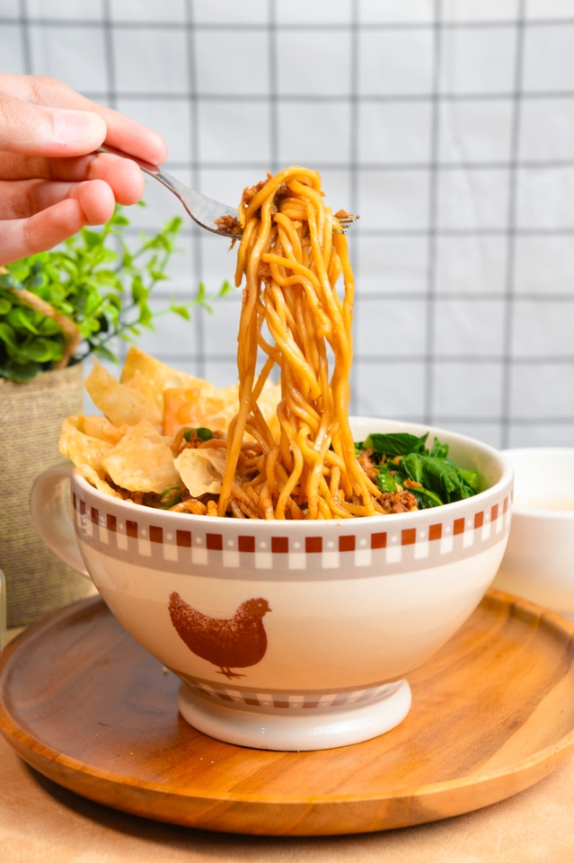 Jasa foto produk makanan, foto mie ayam lezat dalam mangkuk, fotografer makanan freelance.