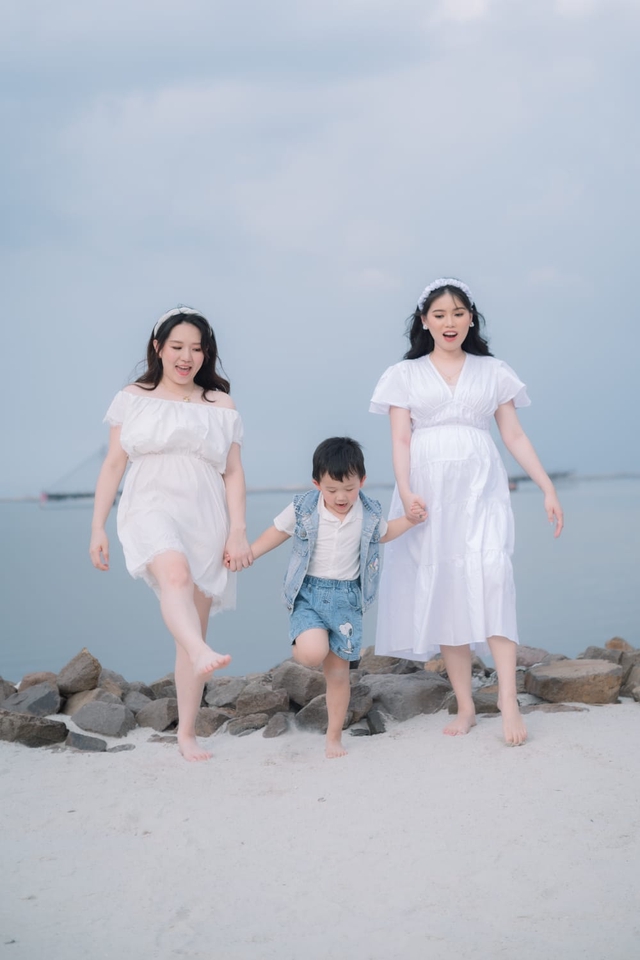 Jasa fotografi keluarga di pantai dengan pose ceria dan natural.