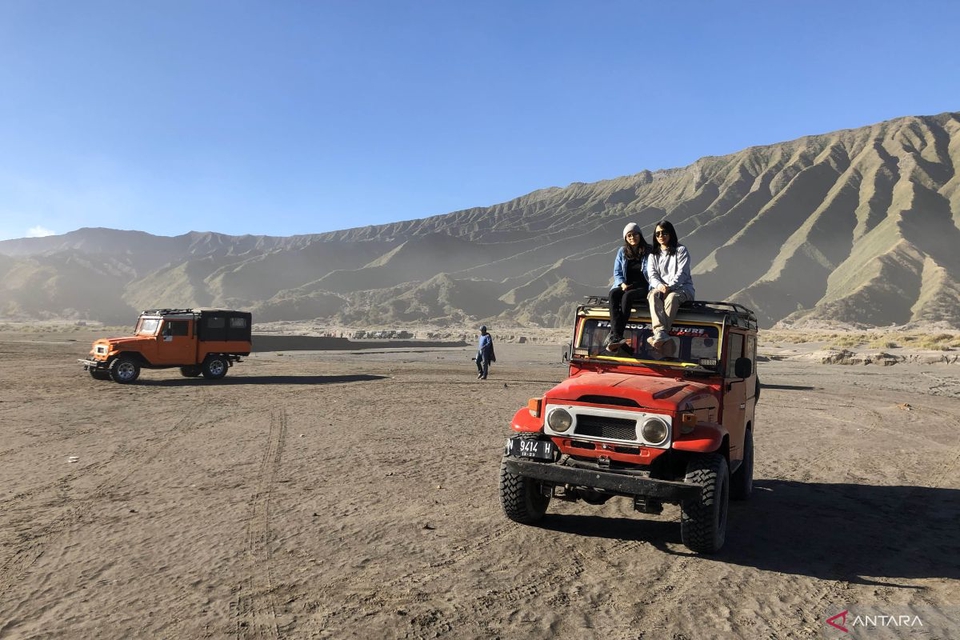 Jasa rencana perjalanan untuk liburan akhir tahun di Gunung Bromo dengan pemandangan alam yang menakjubkan dan mobil jeep.