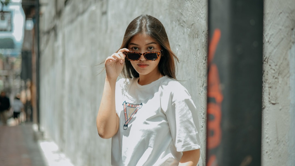Jasa Fotografi Personal di Studio dengan Latar Belakang Putih, Fotografer Profesional dan Murah, Harga Terjangkau