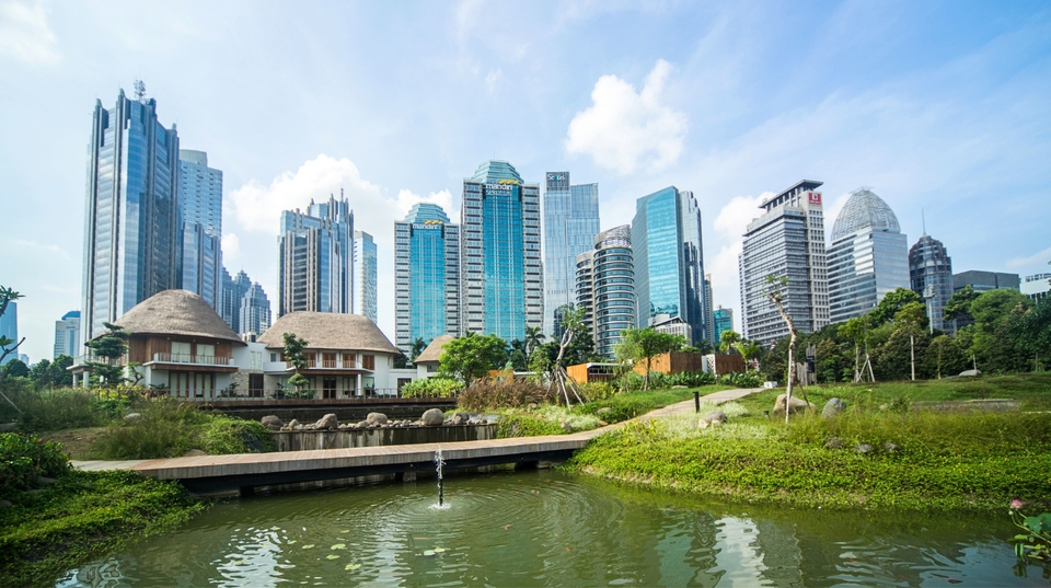 Membuat rencana perjalanan wisata akhir tahun di kota metropolitan dengan bangunan tinggi.