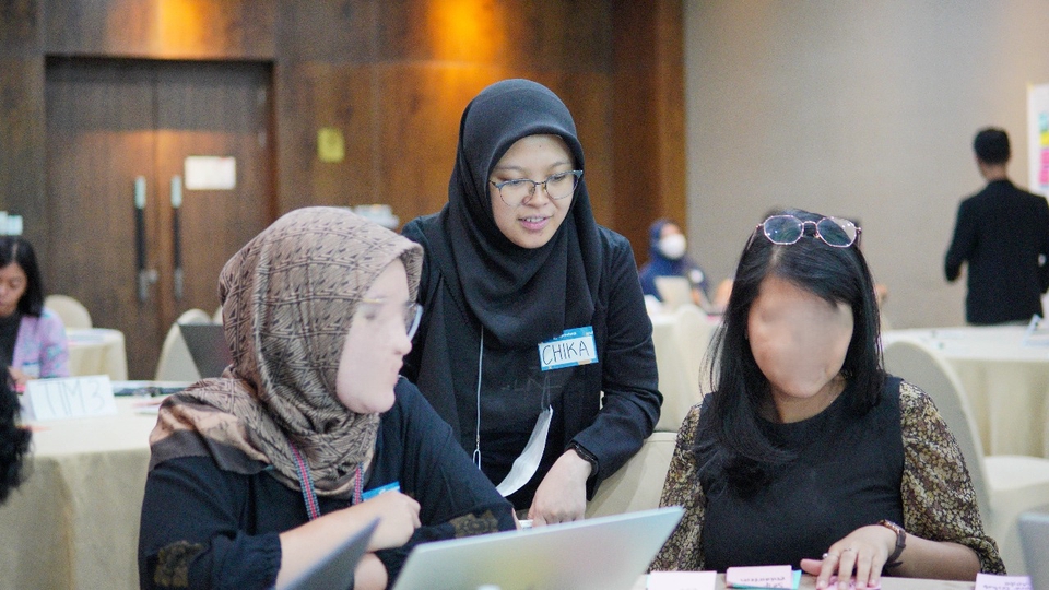 Konsultan bisnis membantu membangun startup dengan memberikan strategi dan rencana bisnis yang kuat.