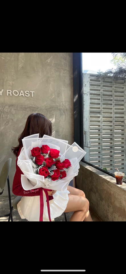 รับจัดดอกไม้ - Snowy bouquet ช่อกุหลาบแดง10ดอก - 4