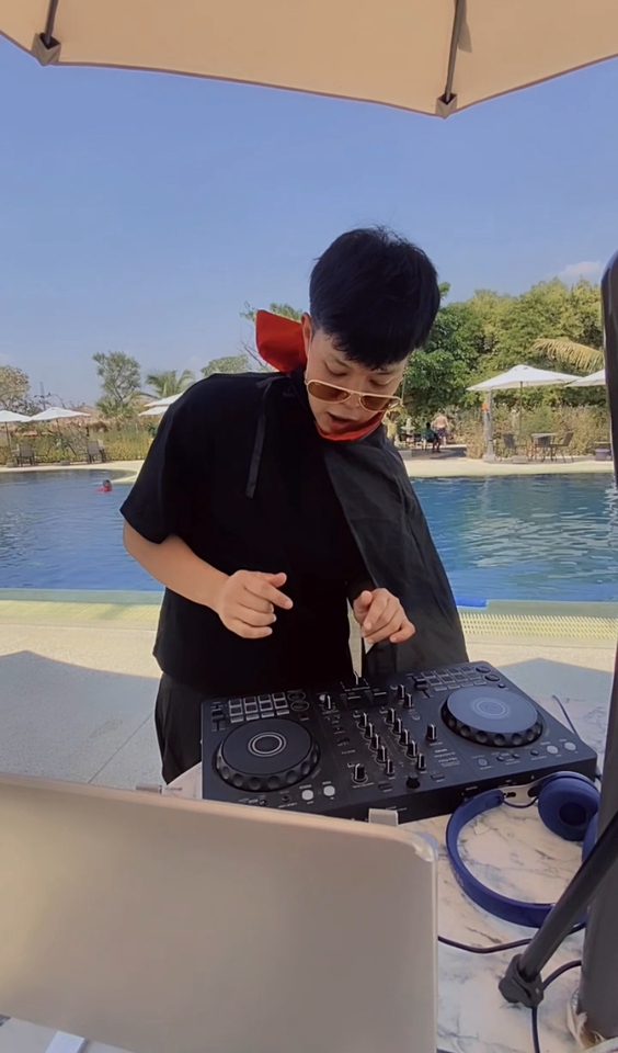 จ้างดีเจเปิดแผ่นงานปาร์ตี้ริมสระว่ายน้ำ
