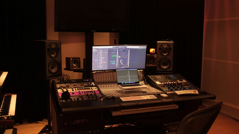 Jasa voice over profesional untuk iklan, video, dan dubbing. Harga bersaing, hasil berkualitas.