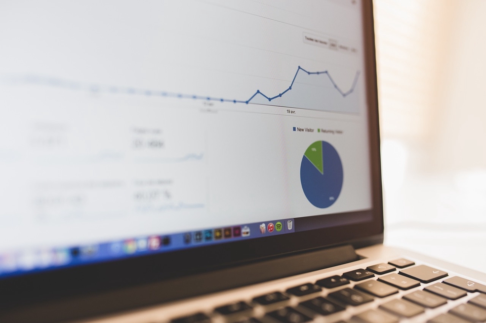 Laptop menampilkan grafik dan data analitik, **jasa seo**, **konsultan seo**, **konsultan seo murah**, **jasa optimasi seo**, **seo website**, **harga jasa seo**, **jasa backlink**