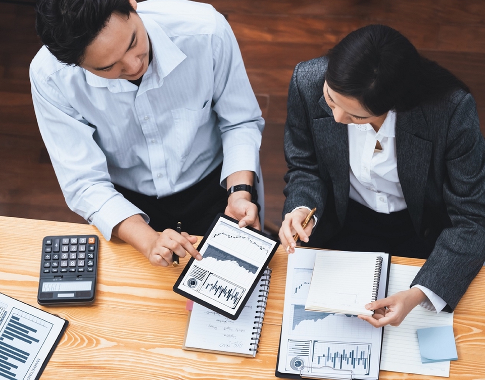 Jasa Konsultan Keuangan Profesional: Analisis laporan keuangan bisnis bersama konsultan keuangan freelance terpercaya.