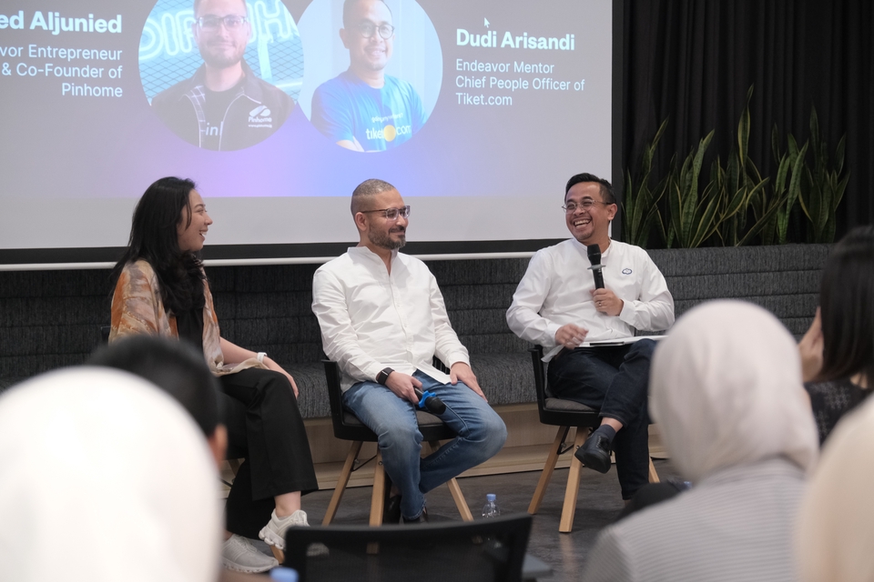 Jasa fotografi profesional untuk berbagai keperluan, seperti foto produk, foto prewedding, foto pernikahan, dan foto event.