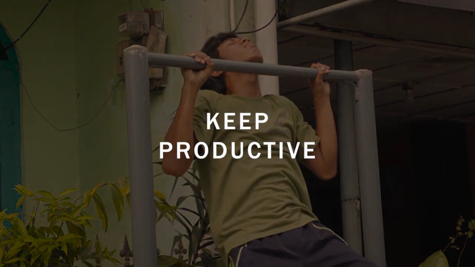 Freelancer jasa edit video profesional mengerjakan pengeditan video di rumah.