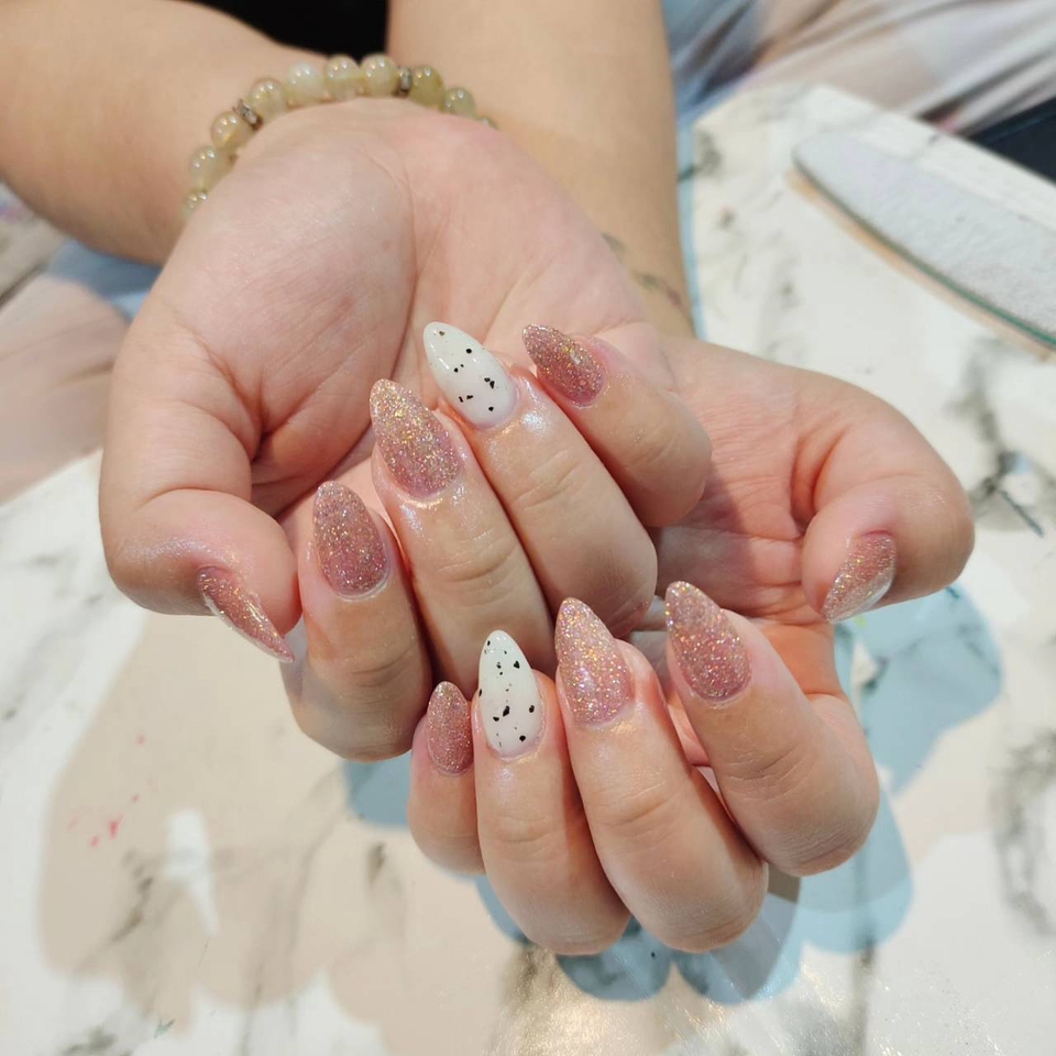 บริการทำเล็บที่บ้าน สวยหรูดูแพง  สีชมพูระยิบระยับ  เล็บเจล  รับทำเล็บ  ช่างทำเล็บ