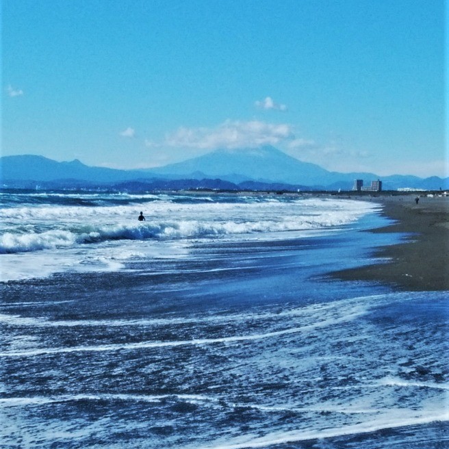 湘南 江ノ島 散歩 50 1月の海 富士山 の頂に五頭龍雲の雪化身 相模湾大海原 波の淡雪 らくらくコミュニティ