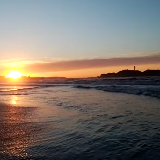 湘南江ノ島✨🏃154🌞 日の出🌅の光道の輝き✨ 浜辺の輝き✨ 朝焼けの雲 