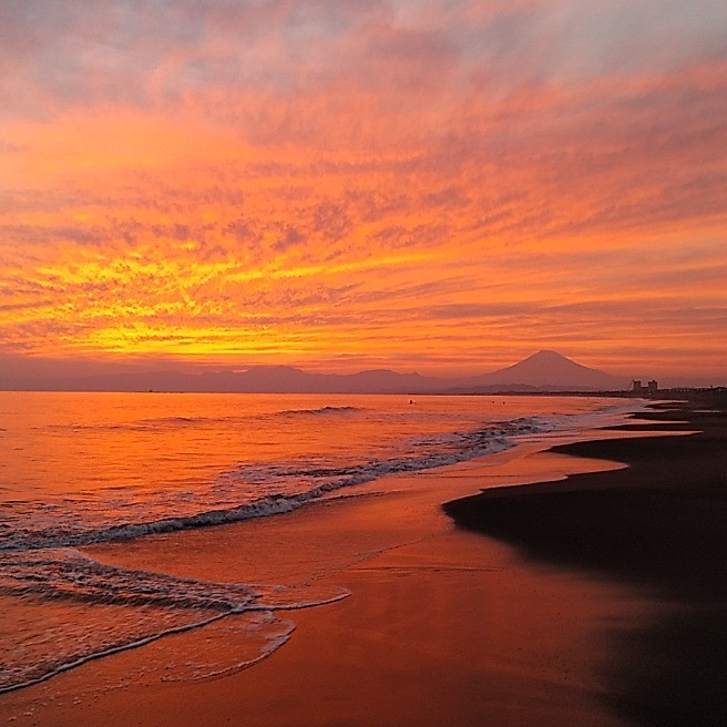 湘南江ノ島✨🏃156🌞 日の入り後の 紅色一色✨の輝き…夕焼け空雲