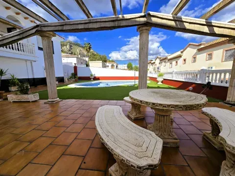 Villa en venta con piscina privada en Loja | Granada - foto 4 de 12 (Loja)